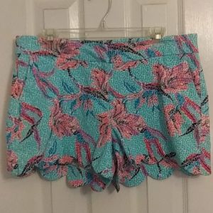Scalloped edge women's shorts